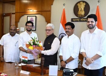 ‘एसआयटी’ नको; न्यायालयीन चौकशी कराएमपीएससीतील कथित गैरप्रकारांप्रकरणी आ. आदित्य ठाकरे, आ. कैलास पाटील यांच्यासह शिष्टमंडळाने घेतली राज्यपालांची भेट